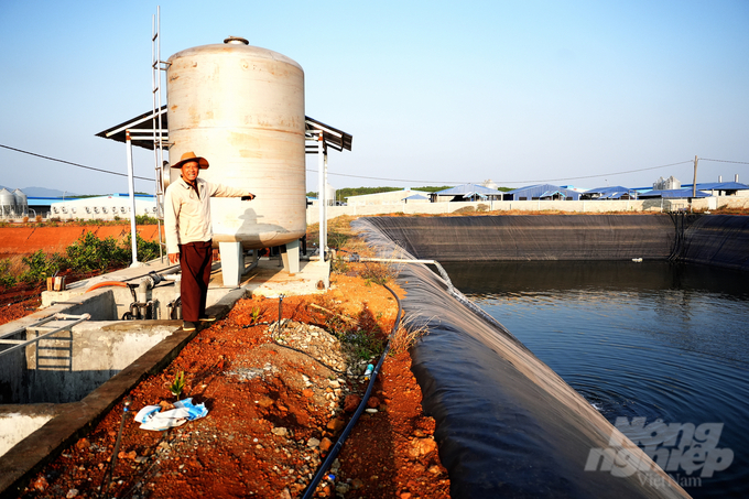 Mr. Vu Van Khang: 'This wastewater lake released into the environment is stocking some fish.' Photo: Hong Thuy.