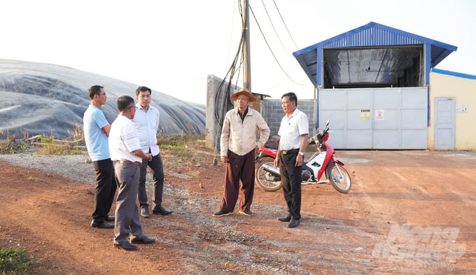 Ông Vũ Văn Khang (thứ 2 từ phải qua), Giám đốc Công ty TNHH Khang Thọ tiếp chúng tôi ngoài cổng trang trại. Ảnh: Hồng Thủy.