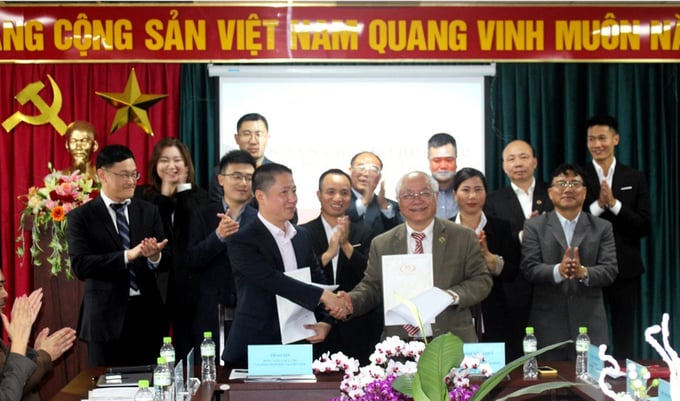 Ông Đinh Minh Quý, Chủ tịch Hiệp hội Doanh nghiệp tỉnh Lâm Đồng (bên phải) và ông Zhao Xin, Tổng giám đốc Protus Việt Nam, ký kết biên bản ghi nhớ hợp tác. Ảnh: Quang Yên.