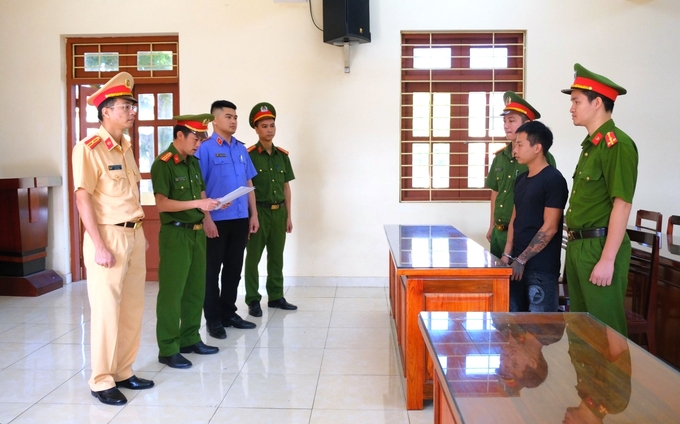 Công an huyện Phú Lương tống đạt quyết định khởi tố vụ án hình sự, bắt tạm giam bị can Phạm Quang Ngôi.