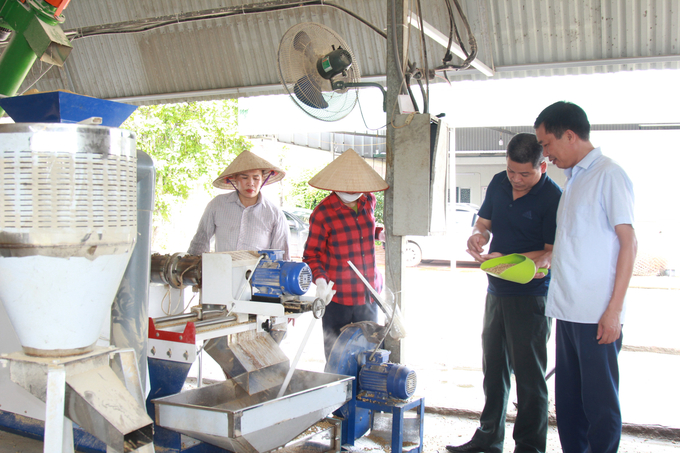 Khu chế biến thức ăn nuôi cá của HTX thủy sản Hoàng Kim (huyện Yên Bình). Ảnh: Thanh Tiến.
