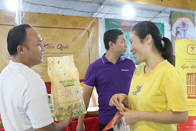 Người dân quan tâm, tìm mua gạo ST25 trồng trên đầm rươi tại Hội chợ Triểm lãm sản phẩm OCOP vùng Đồng bằng sông Hồng năm 2023. Ảnh: Đinh Mười.