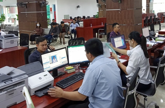 Giải quyết thủ tục hành chính cho người dân tại Trung tâm Phục vụ hành chính công tỉnh Lào Cai. Ảnh: T.L.