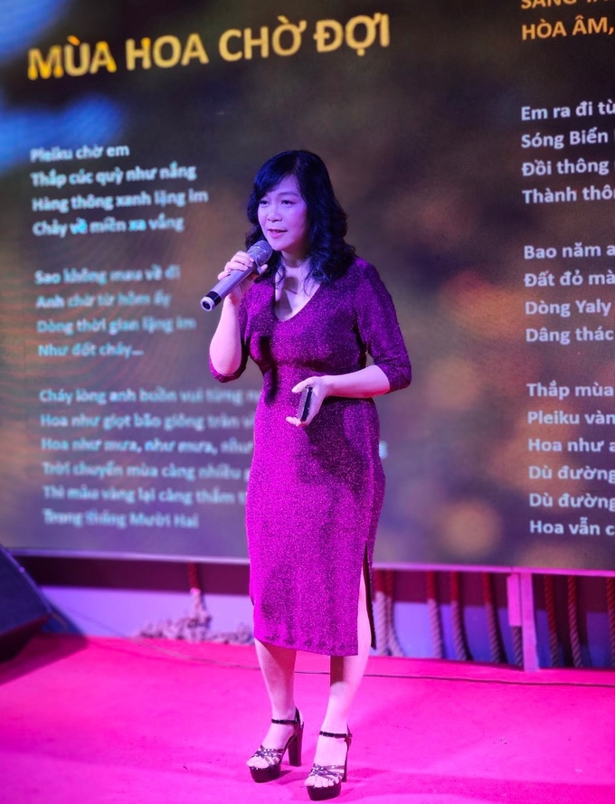 Nhà thơ Đào Phong Lan tại buổi giới thiệu tập thơ mới.