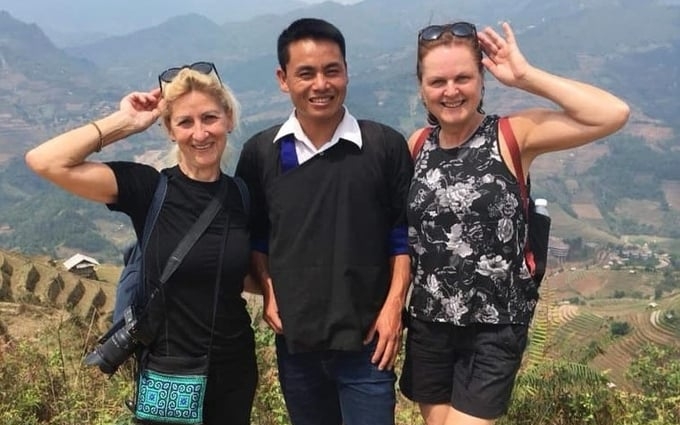 Giang A De (middle) and international tourists visiting Mu Cang Chai. Photo: Hello Mu Cang Chai.