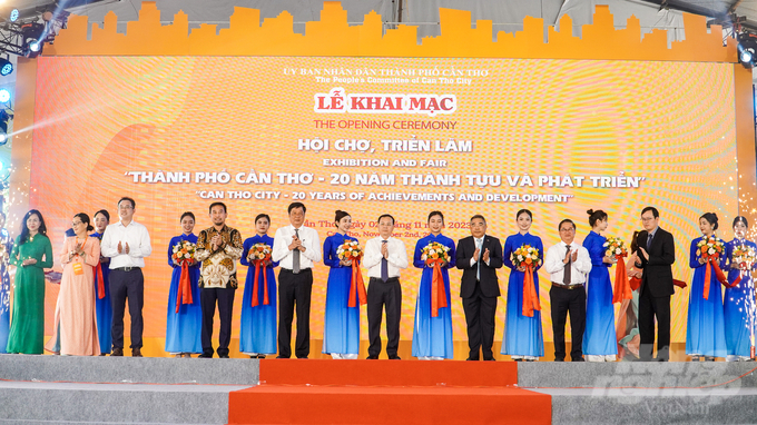 Ngày 2/11, UBND TP Cần Thơ khai mạc Hội chợ, triển lãm 'TP Cần Thơ – 20 năm thành tựu và phát triển'. Đây là một trong những hoạt động chào mừng kỷ niệm 20 năm thành lập TP Cần Thơ trực thuộc Trung ương (1/1/2004 - 1/1/2024).