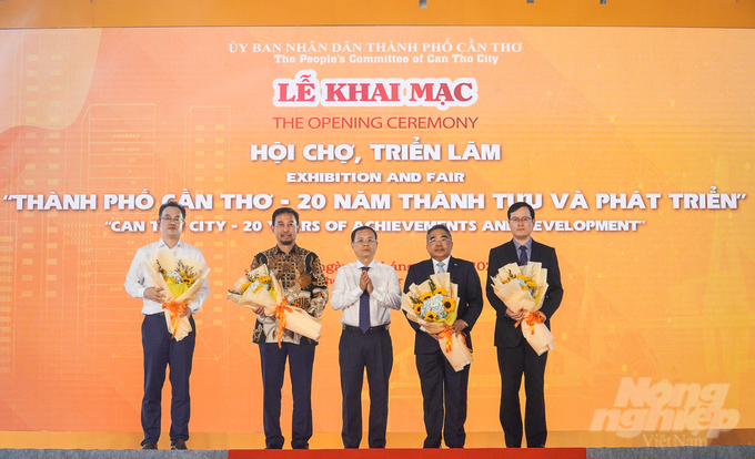 Ông Nguyễn Văn Hiếu, Bí thư Thành ủy Cần Thơ (ở giữa), tặng hoa cho các Đại sự quán, Tổng lãnh sự quán của các nước.