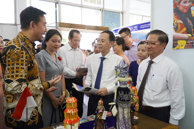 Lãnh đạo TP Cần Thơ tham quan, tìm hiểu về văn hóa, du lịch tại gian hàng trưng bày của đất nước Indonesia.