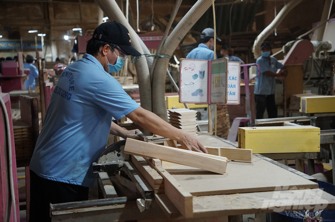 Các doanh nghiệp ngành gỗ đã có những đơn hàng trở lại. Đây là tín hiệu tích cực để ngành gỗ, thủ công mỹ nghệ phục hồi và tăng tốc. Ảnh: Nguyễn Thủy.
