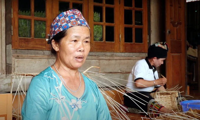 Ms. Tham's family's life has become less difficult since she learned to weave in her spare time. Photo: Pham Huy.