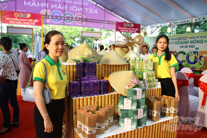 Không gian quảng bá, kết nối sản phẩm OCOP gắn với hoạt động du lịch cấp vùng là chuỗi sự kiện nhằm giới thiệu, quảng bá các sản phẩm OCOP với khách du lịch. Ảnh: Công Điền.