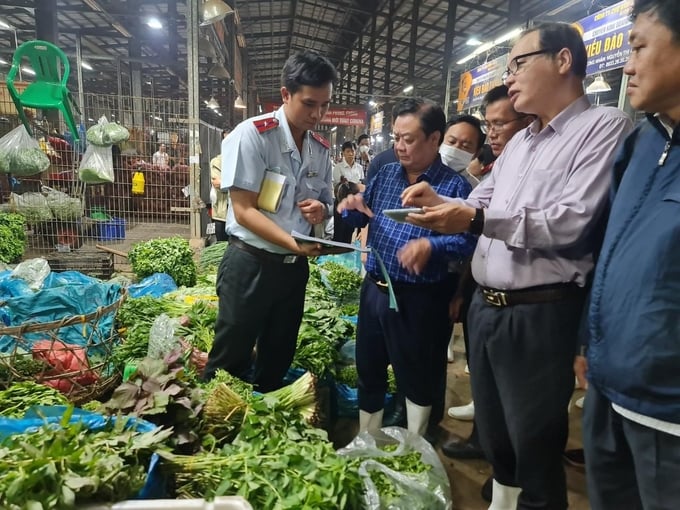 Minister Le Minh Hoan conducted a field survey at Binh Dien market (HCMC) on October 17, 2022. Photo: Nguyen Chau.