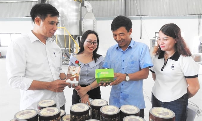 Director Le Van An and his wife (Mrs. Phan Thi Hao, standing in the middle) are the first people in Ha Tinh to invest in deep processing technology for rice products boldly. Photo: Thanh Nga.