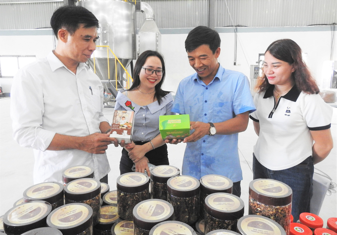 Giám đốc Lê Văn An cùng vợ (chị Phan Thị Hào, đứng giữa) là người đầu tiên ở Hà Tĩnh mạnh dạn đầu tư công nghệ chế biến sâu sản phẩm từ lúa gạo. Ảnh: Thanh Nga.