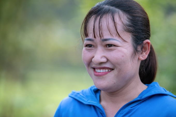 Chị Nguyễn Thị Thay phấn khởi với kết quả từ việc giảm nghèo tại thôn Tân An. Ảnh: Ngọc Dũng.