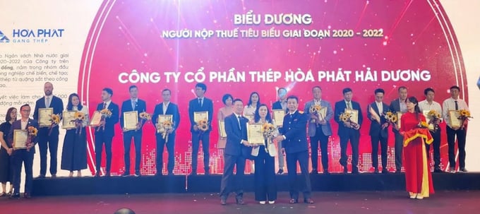 Bà Đỗ Thị Thảo, Giám đốc Công ty CP Thép Hòa Phát Hải Dương nhận bằng khen từ Tổng cục Thuế. Ảnh: HP.