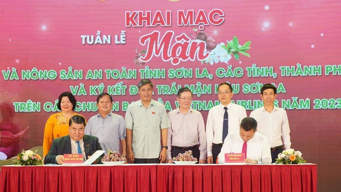 Ký kết thoả thuận tiêu thụ nông sản của Tập đoàn Central Retail Việt Nam với tỉnh Sơn La và các tỉnh, thành phố tại sự kiện Tuần lễ Mận và nông sản an toàn tỉnh Sơn La.