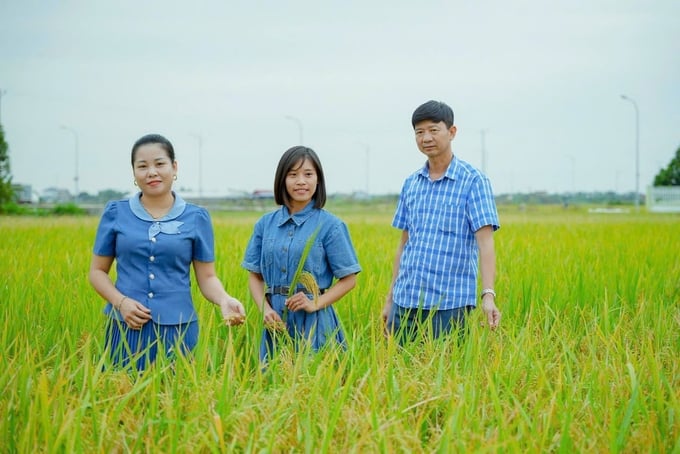 Ms. Nguyen Thi Ha (far left) visiting an agricultural production model in Hai Phong city with local officials. Photo: Dinh Muoi.