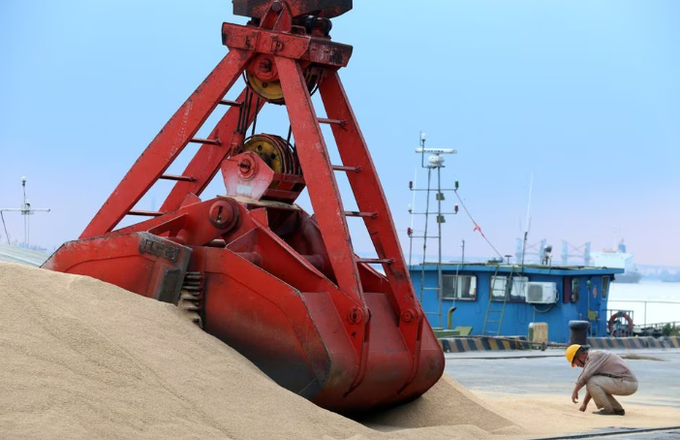 Imported soybeans are transported at a port in Nantong, Jiangsu province, China August 6, 2018. Photo: REUTERS