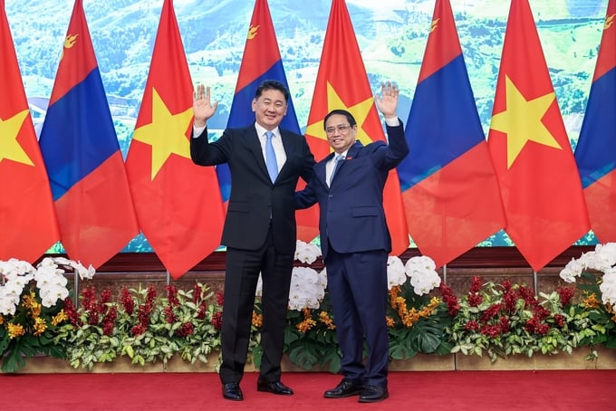 Prime Minister Pham Minh Chinh and the President of Mongolia Khurelsukh expressing their pleasure regarding substantial advancements in the cooperative relationship between the two countries. Photo: VGP.