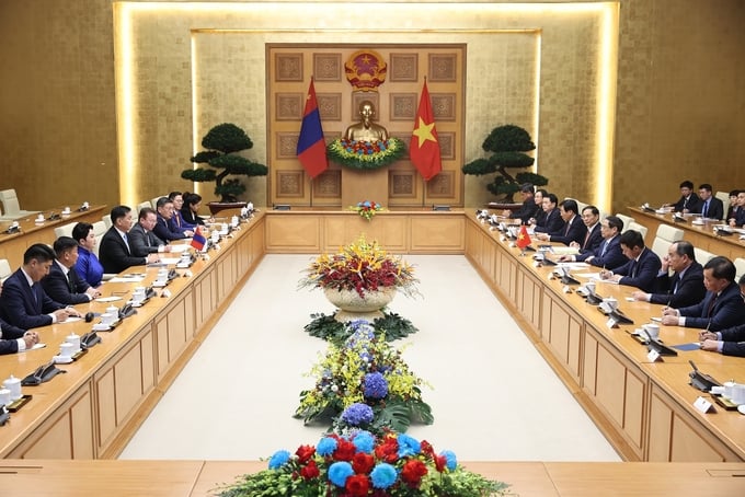 Prime Minister Pham Minh Chinh proposed facilitating the entry of Vietnam's key agricultural and aquacultural products into the Mongolian market. Photo: VGP.