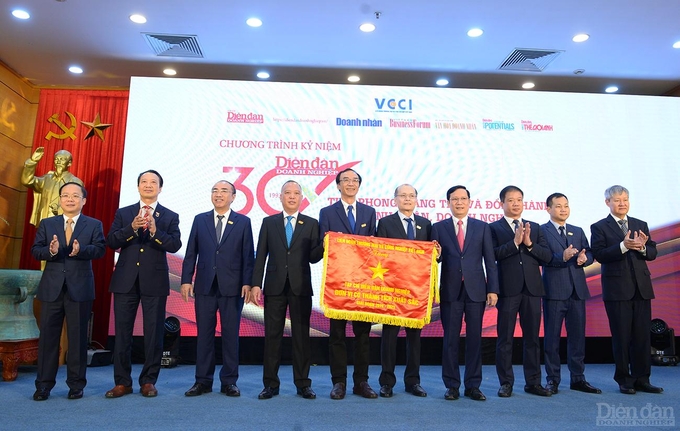 Ông Phạm Tấn Công - Chủ tịch Liên đoàn Thương mại và Công nghiệp Việt Nam (VCCI) trao Cờ thi đua của VCCI cho Tạp chí Diễn đàn Doanh nghiệp. Ảnh: Quốc Tuấn.