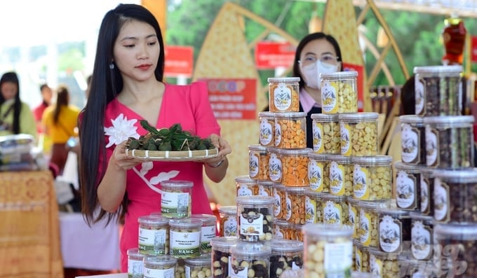 The products displayed and introduced are local OCOP products such as coffee, cocoa, macadamia, coffee flower honey, tea, rosemary essential oil, wine, and other herbs. Photo: Minh Hau.
