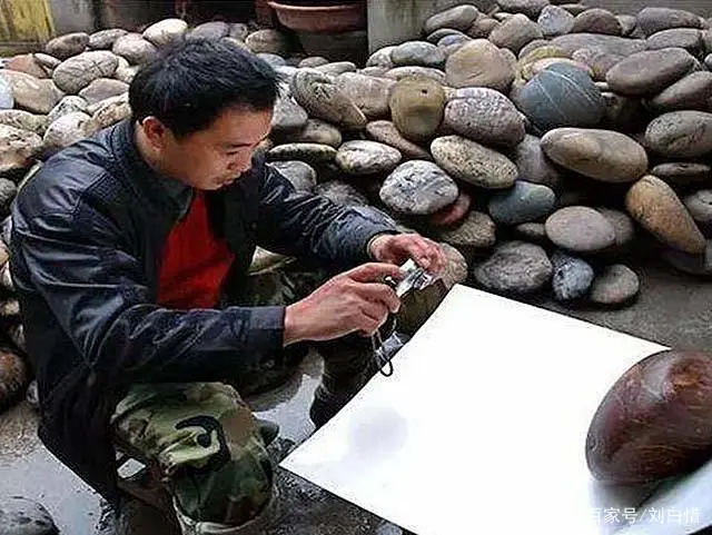 Người dân làng Hà Gia Bá chụp ảnh sản phẩm đá của mình để đăng lên gian hàng trực tuyến. 