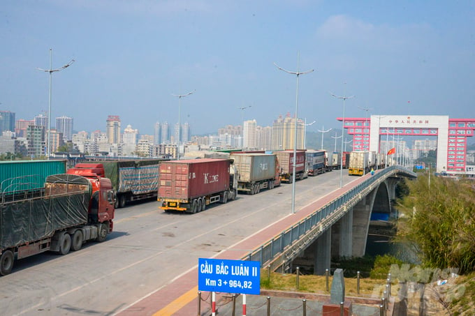 Cửa khẩu Đông Hưng (Trung Quốc) với nhiều ưu thế liên thông quốc tế đường bộ và đường biển, tạo điều kiện thuận lợi phát triển thị trường ở vùng biên giới. Ảnh: Kim Anh.