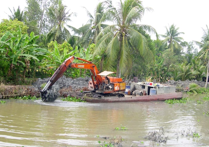 Dredging infield irrigation canals in Truong Thanh commune, Thoi Lai district, Can Tho city. Photo: Le Hoang Vu. 