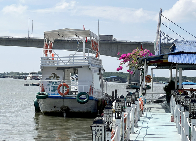 Một bè nuôi hàu kết hợp đón khách du lịch ở xã đảo Long Sơn, Vũng Tàu. Ảnh: Sơn Trang.