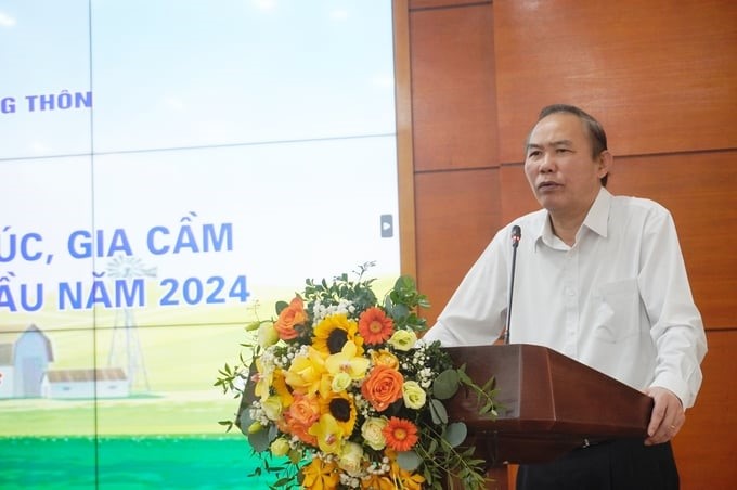 Deputy Minister of Agriculture and Rural Development Phung Duc Tien said: 'It is mandatory to look straight at the truth and use all tools, experience, and staff to proactively prevent animal diseases early, from afar.' Photo: Hong Tham.