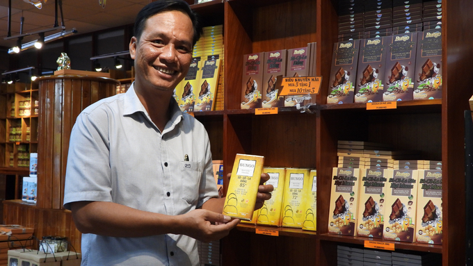 Mr. Dang Truong Khanh is proud of his deeply processed cocoa products. Photo: Tran Trung.