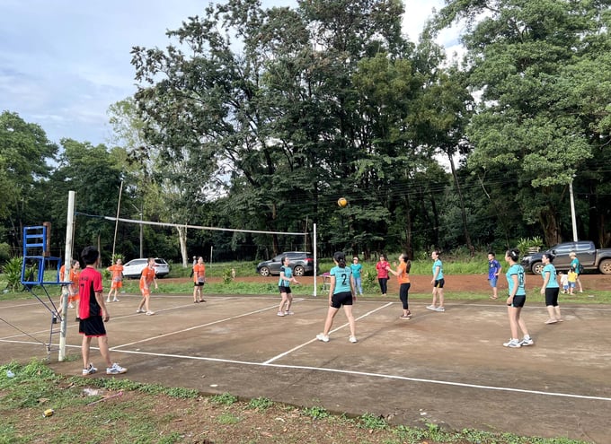 Female athletes compete in the Volleyball Tournament of Viet Lao Rubber. Photo: Thanh Son.