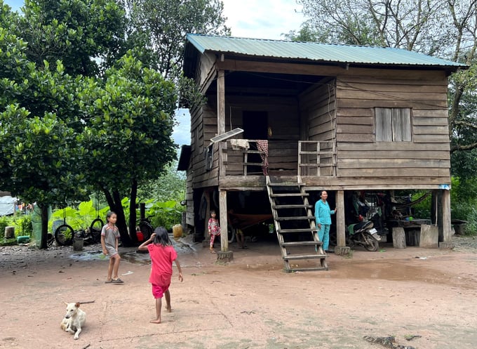 Cambodian children play in front of a house for workers built by Dong Nai - Kratie Rubber Joint Stock Company (Cambodia). Photo: Thanh Son.