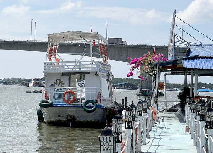 An oyster farming raft welcomes tourists in Long Son island commune, Vung Tau. Photo: Son Trang. 