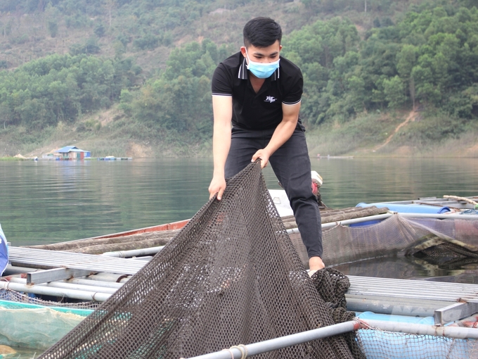 According to the Department of Fisheries, Hoa Binh needs to urgently approve the project to develop aquaculture in Hoa Binh hydroelectric reservoir associated with tourism until 2030. Photo: Trung Quan.