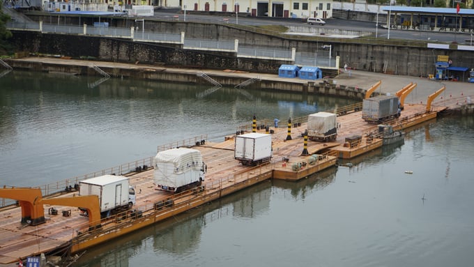 Goods were exported to China through the opening of a temporary Km3+4 pontoon bridge in Hai Yen, Mong Cai City. Photo: Huu Viet