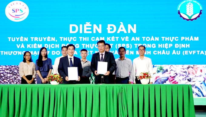 Vietnam SPS signed a memorandum of cooperation with the School of Public Policy and Rural Development on training relevant human resources to implement SPS. Photo: Thanh Son.