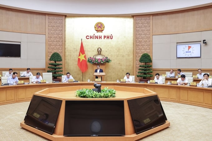 Prime Minister Pham Minh Chinh presided over the regular Government meeting for October 2023. Photo: VGP.