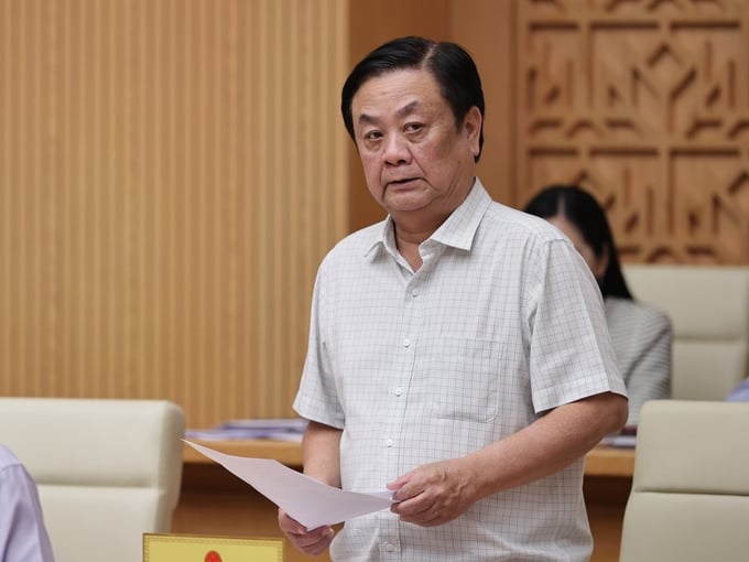 Minister of Agriculture and Rural Development Le Minh Hoan made remarks during the regular Government meeting on the morning of November 4th. Photo: VGP.