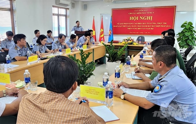 Mr. Nguyen Quang Hung, General Director of the Department of Fisheries Surveillance, presenting and providing guidance at the conference. Photo: Trung Chanh.