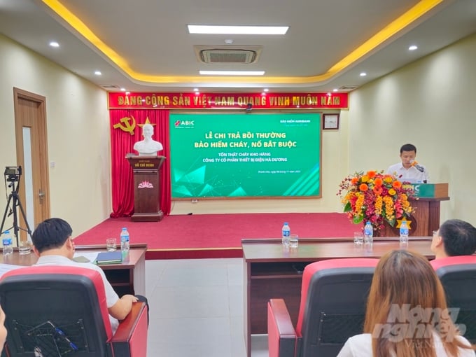 Lễ chi trả bồi thường bảo hiểm cháy nổ bắt buộc của Bảo hiểm Agribank Thanh Hóa đối với Công ty cổ phần thiết bị Hà Dương. Ảnh: Quốc Toản.