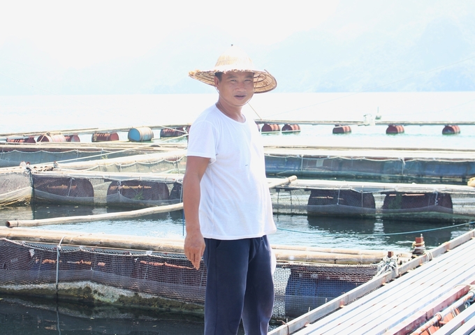 Ông Đặng Minh Vương, xóm Túp, xã Tiền Phong cho rằng, nếu Nhà nước, nhà khoa học, doanh nghiệp đồng hành thì các hộ nuôi cá lồng sẽ vững tâm hơn. Ảnh: Trung Quân.