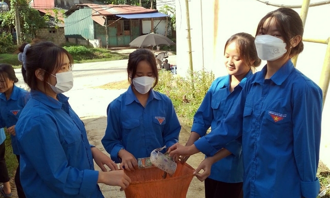 Học viên Trung tâm hưởng ứng Ngày chủ nhật xanh, dọn vệ sinh trường, khu nội trú và khu dân cư Khối Đồng Tâm, thị trấn Tuần Giáo. Ảnh: NVCC.