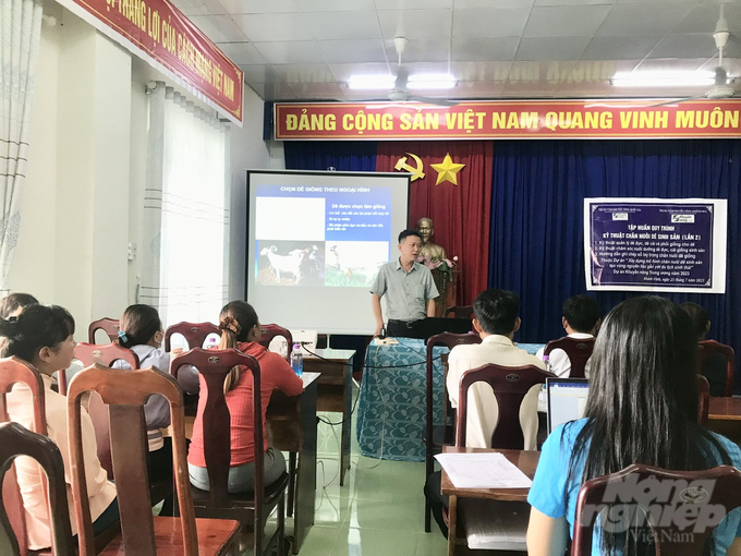 Lớp đào tạo kỹ thuật nuôi dê sinh sản tổ chức tại huyện Khánh Vĩnh. Ảnh: PC.