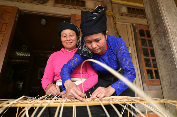 Lớp đào tạo nghề đan đồ thủ công mỹ nghệ bằng thân bèo tây được tổ chức tại Thường Xuân, Thanh Hóa. Ảnh: Tùng Đinh.