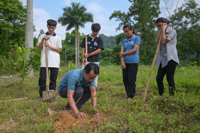 Hướng nghiệp nông nghiệp cho các học sinh của Trung tâm giáo dục nghề nghiệp, giáo dục thường xuyên huyện Thường Xuân. Ảnh: Tùng Đinh.