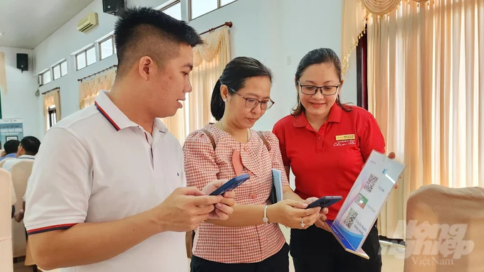 Agricultural technical staff in Can Tho City experience digital platforms assisting their work at the grassroots level. Photo: Kim Anh. 
