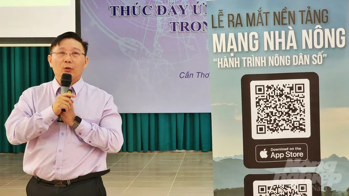 Mr. Nguyen Ai Huu, General Director of Worldsoft introduced outstanding tools of 'Mang nha nong' at the Workshop promoting the application of digital technology in agriculture, in Can Tho City. Photo: Kim Anh. 